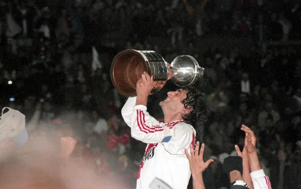 Francescoli levanta la Libertadores del 96. (Foto: @RiverPlate).