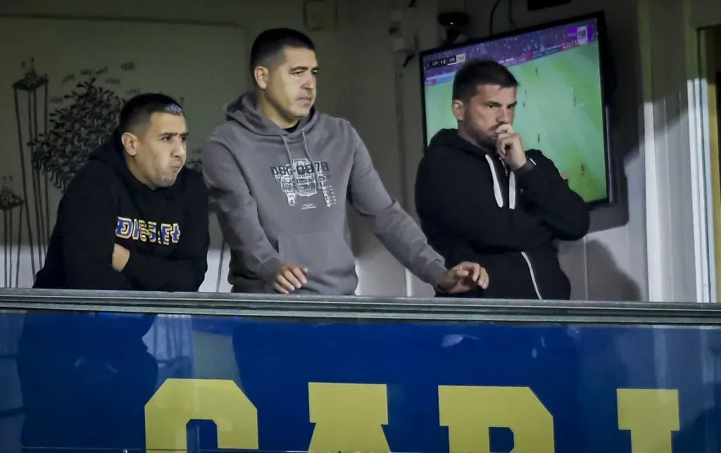 Cristian Riquelme, Juan Román Riquelme y Mariano Herrón en uno de los palcos de la Bombonera. Getty Images.