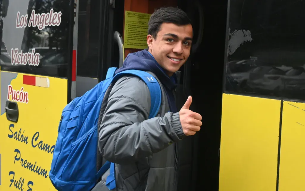 Jorge Ortiz antes de abordar el bus rumbo al aeropuerto para viajar a Argentina con la UC. (Cruzados SADP).