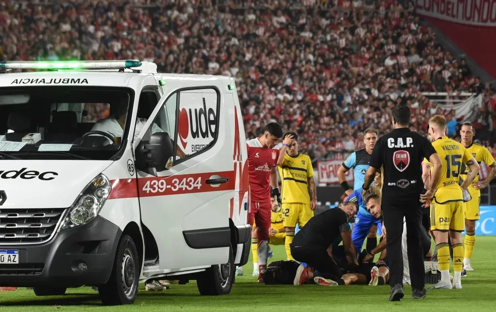 La ambulancia en el estadio de Estudiantes para llevarse a Javier Altamirano. Foto: Fotobaires/Photosport