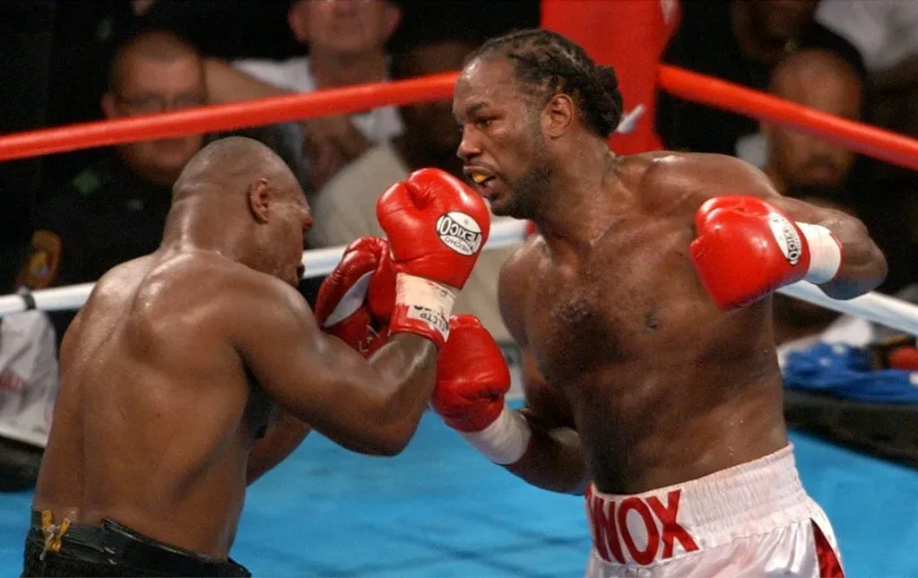 Lennox Lewis noqueó a Tyson sobre el final de la carrera de Iron Mike, en 2002. IMAGO