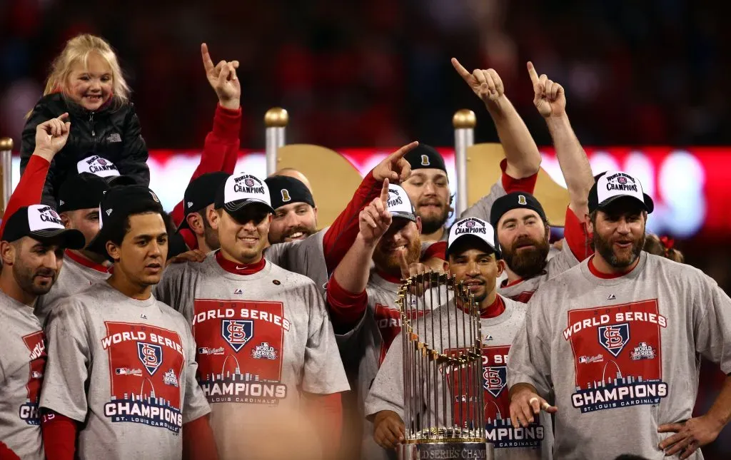 Rafael Furcal cargando el trofeo de la Serie Mundial 2011 con Cardenales (Foto: Getty Images)