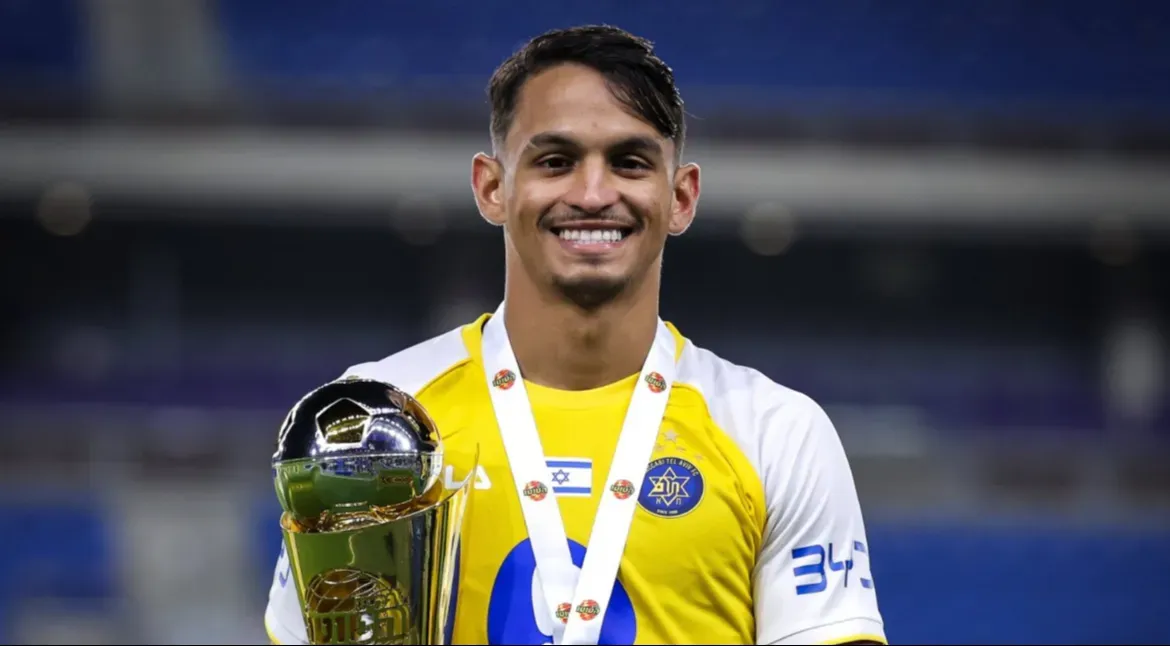 Weslley Patati conquistou o primeiro título pelo Maccabi Tel Aviv em Israel (Crédito: Divulgação)