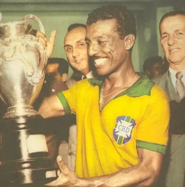 Zizinho holding the Copa America trophy. @CBF_Futebol