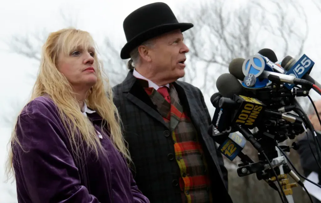 Mari Gilbert, a la izquierda, con su abogado John Ray en una rueda de prensa en 2011. Imagen: CNN.