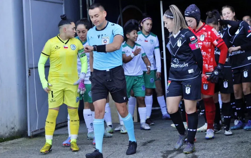 El árbitro tuvo que arbitrar en el Bicentenario Chinquihue sin los jueces de línea ni el cuarto árbitro. | Foto: RumboaPrimeraCL