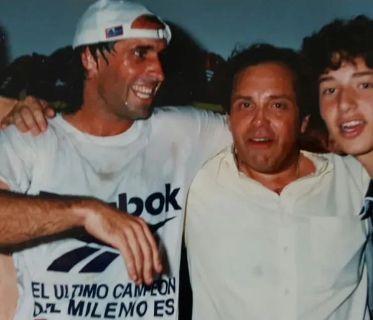 Pedro Cárdenas celebra un título de la U con Leo Rodríguez