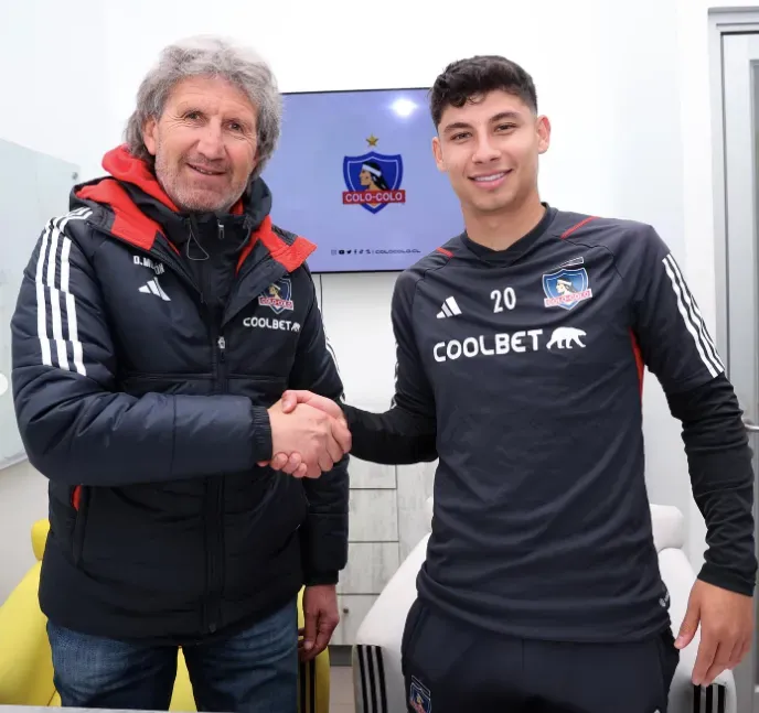 Alexander Oroz renovó con Colo Colo hasta la temporada 2025. Foto: Comunicaciones Colo Colo.