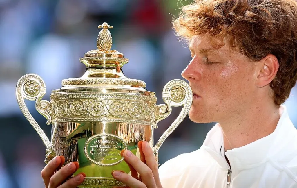 Jannik Sinner con el trofeo de Wimbledon 2025 (Getty Images).