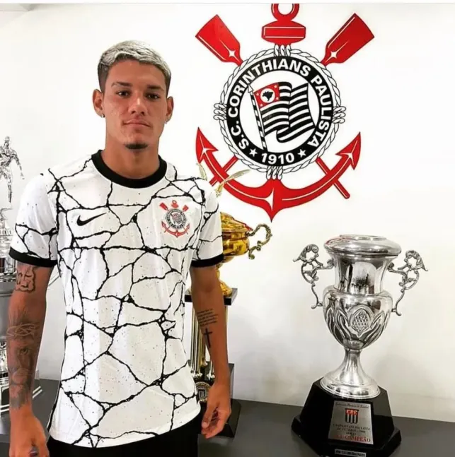 Dimas com a camisa do Corinthians. (Foto: Divulgação/Corinthians)