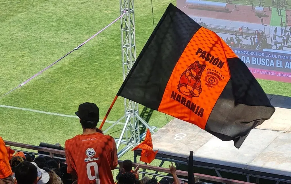 Los hinchas en Calama vieron el partido en pantalla gigante. Foto: Cobreloa.