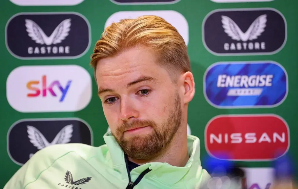 Caoimhin Kelleher em entrevista coletiva. Foto: IMAGO / Info Photograpy