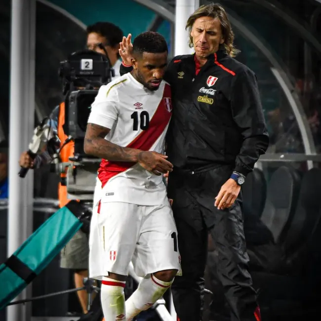 Jefferson Farfán y Ricardo Gareca. (Foto: Twitter).