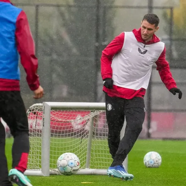 Santi Giménez ya regresó a entrenar con el Feyenoord. (Foto: Feyenoord)