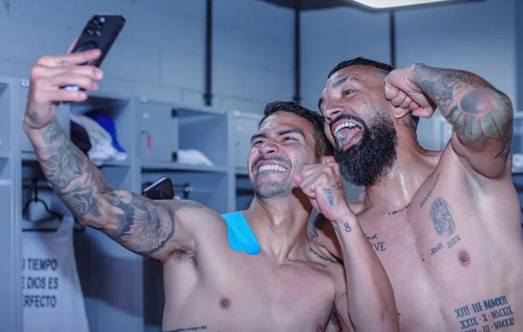 Ronnie celebra en el camarín de Bolívar el paso a cuartos de final de Copa Libertadores (Foto: Bolívar)