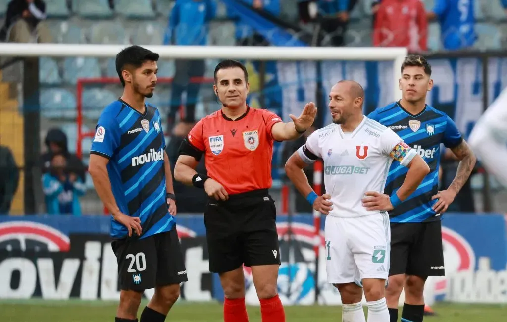 Piero Maza en la polémica tras la mano de Marcelo Díaz. Foto: Eduardo Fortes/Photosport