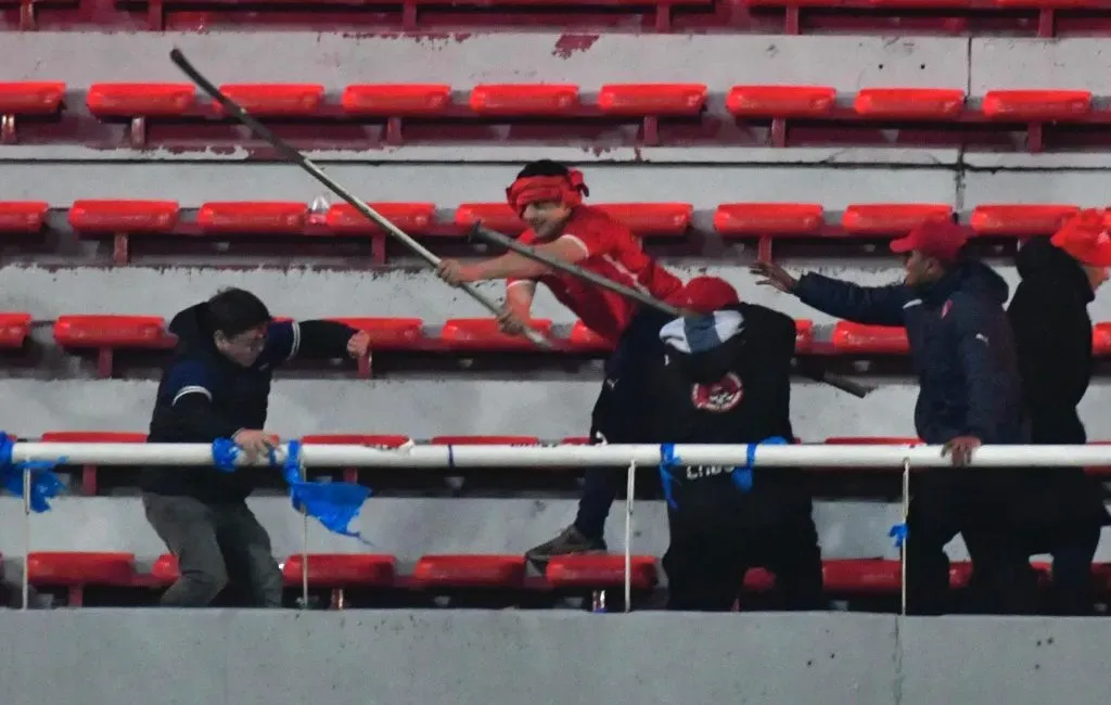 Violentos enfrentamientos entre hinchas de la U e Independiente: partido suspendido en Avellaneda cuando el marcador estaba 1-1.