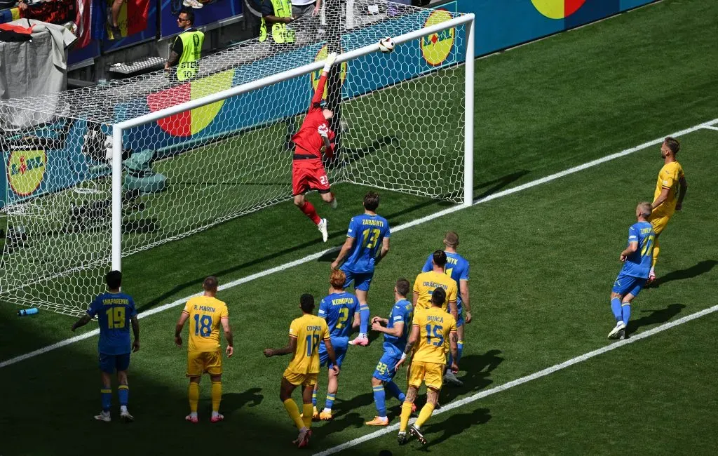 Andriy Lunin em ação nesta Eurocopa. (Photo by Shaun Botterill/Getty Images)