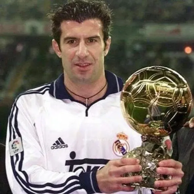 Figo tiene un Balón de Oro por una temporada histórica con Barcelona, pero cuando lo ganó ya era jugador de Real Madrid.