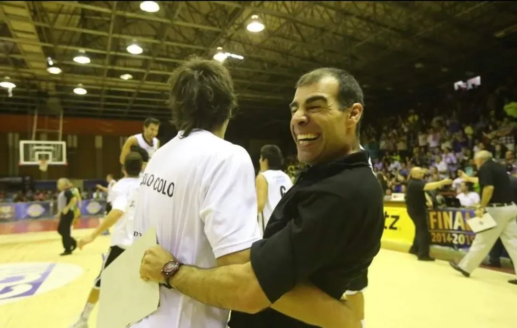 Fernando López celebra el título de Colo Colo básquetbol. 