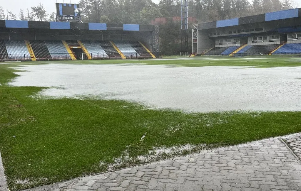 Las condiciones de la cancha del Estadio Huachipato. (Foto: @francopaolo_10)