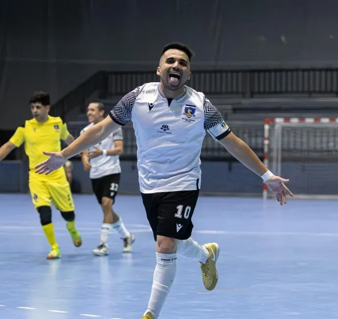 Bastián Farías celebrando un gol por Colo Colo