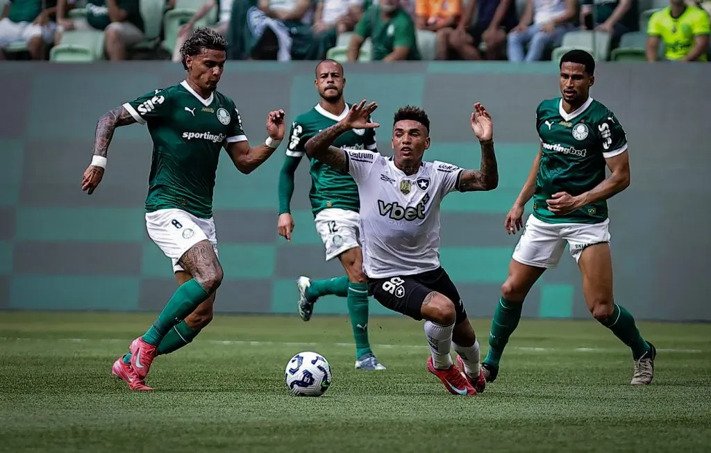 SP – SAO PAULO – 30/03/2025 – BRASILEIRO A 2025, PALMEIRAS X BOTAFOGO – Igor Jesus jogador do Botafogo durante partida contra o Palmeiras no estadio Arena Allianz Parque pelo campeonato Brasileiro A 2025. Foto: Fabio Giannelli/AGIF