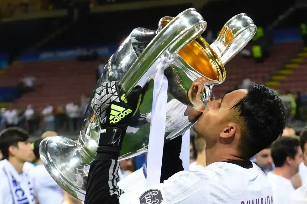 Keylor Navas con el trofeo de la UEFA Champions League