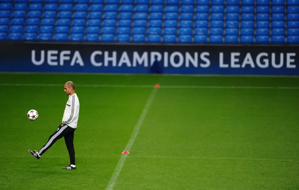 Apesar do sucesso na Bundesliga, Pep Guardiola não conseguiu vencer a Champions League com o Bayern. (Photo by Laurence Griffiths/Getty Images)