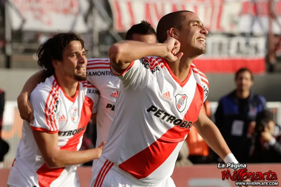 Vella celebra el tanto de Trezeguet ante Almirante Brown el día del ascenso. (Foto: Archivo La Página Millonaria).