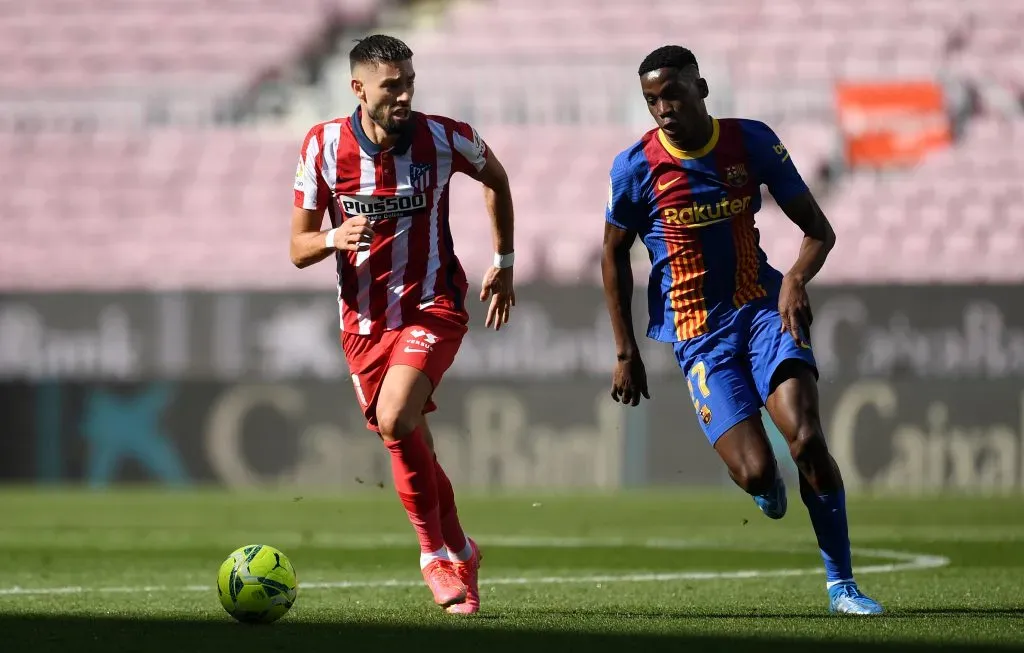 Yannick Carrasco frente al Barcelona en el Camp Nou. Getty Images.