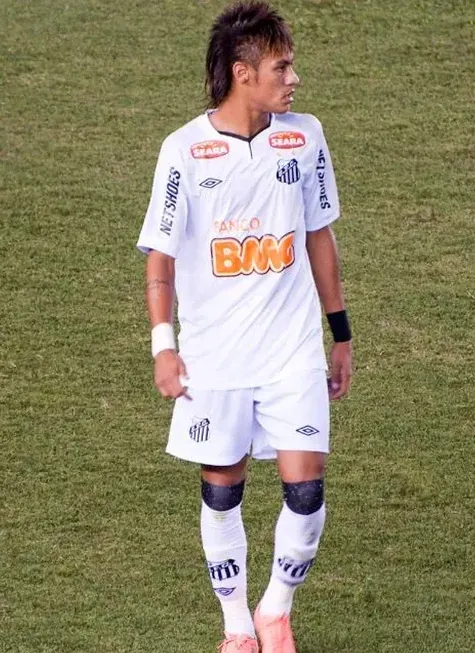 Neymar con la camiseta del Santos.