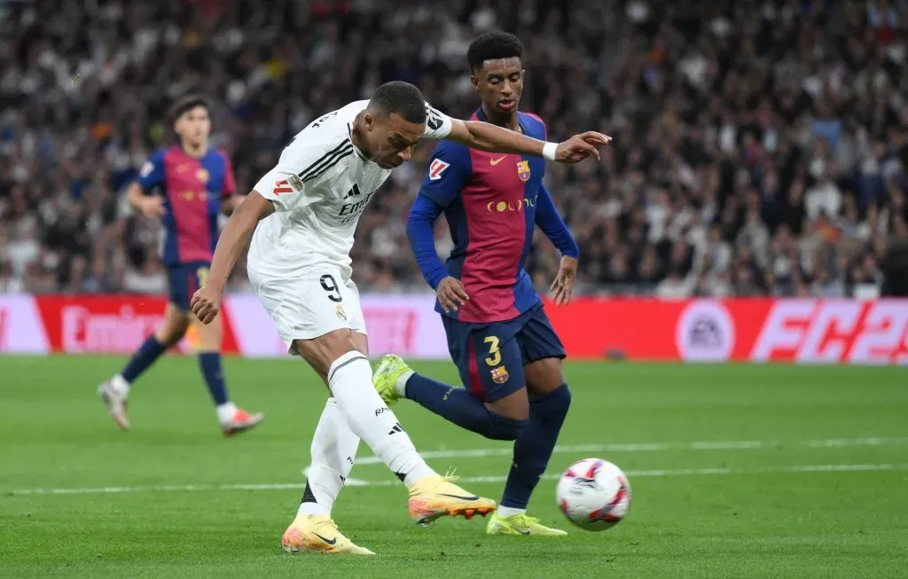 Kylian Mbappé em ação contra o Barcelona. (Photo by David Ramos/Getty Images)