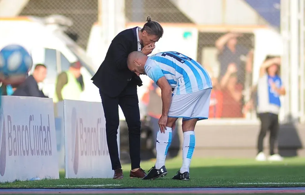 Beccacece le da indicaciones a Lisandro López en Racing. Foto Twitter