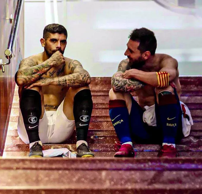 Éver Banega junto a Lionel Messi (Twitter)