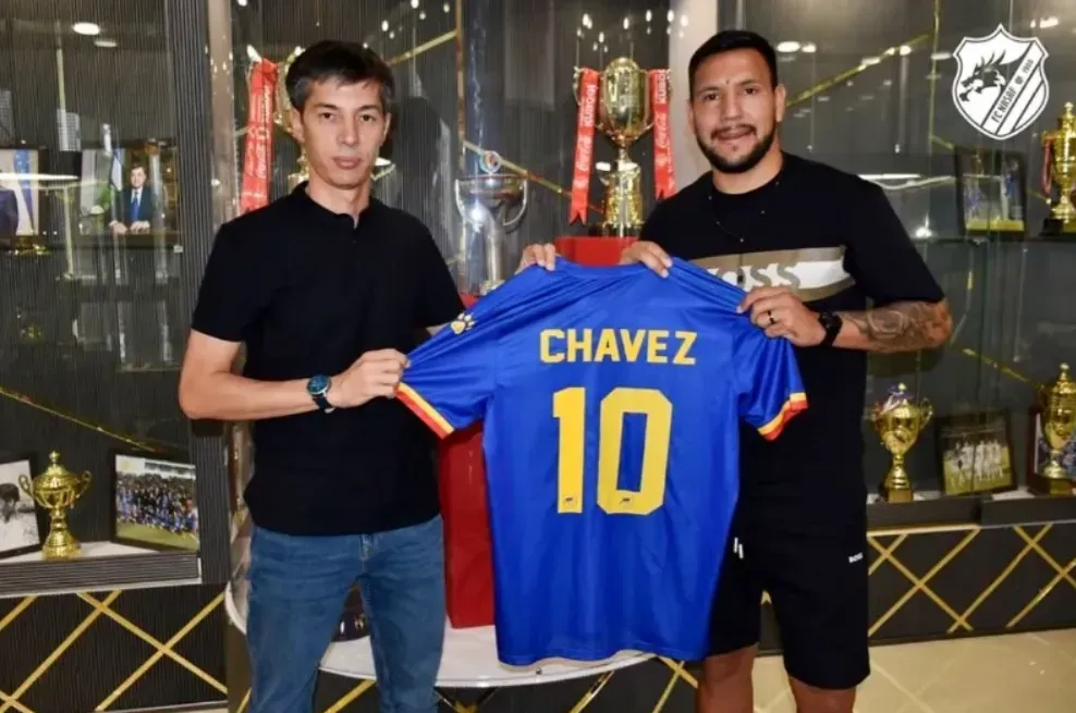 Andrés Chávez posando con la camiseta de su nuevo equipo.