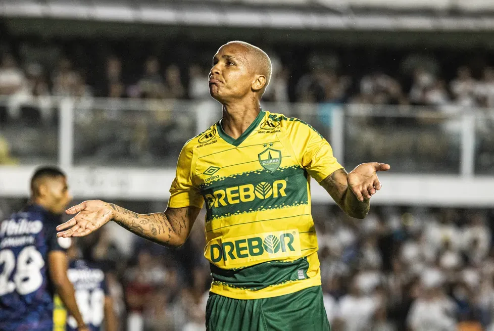 Deyverson jogador do Cuiabá durante partida contra o Santos no estádio Vila Belmiro pelo campeonato Brasileiro A 2023. Abner Dourado/AGIF