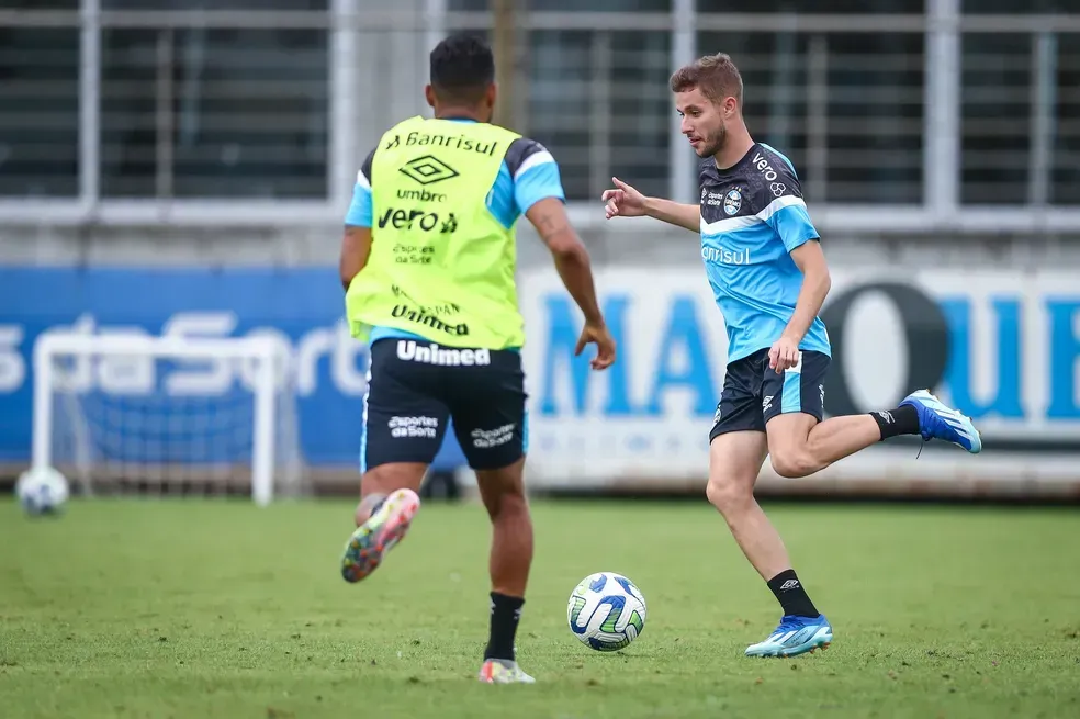 Gustavinho não atua há mais de 100 dias pelo Grêmio – Foto: Lucas Uebel/Grêmio