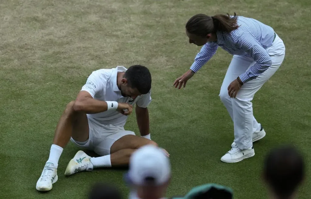 Novak Djokovic se lesiona en Wimbledon 2025 (Getty Images).