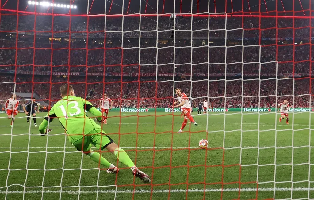 Lunin em ação pelo Real Madrid. (Photo by Alexander Hassenstein/Getty Images)