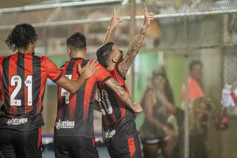 Bruno Xavier comemora seu gol em jogo do Vitória. Foto: Victor Ferreira/EC Vitória