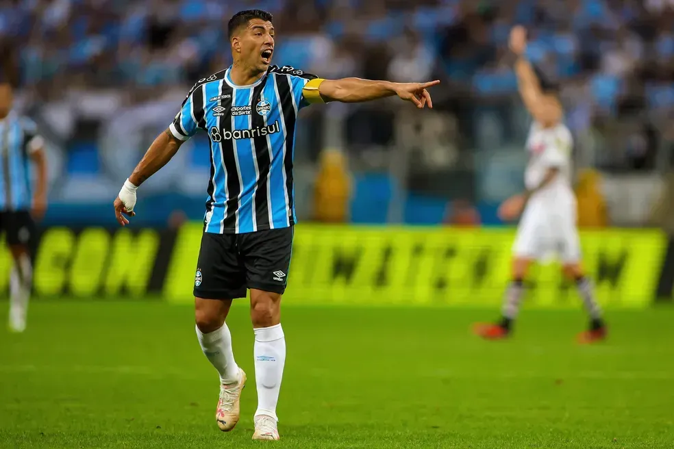 Luis Suárez em ação pelo Grêmio – Foto: Silvio Avila/AFP
