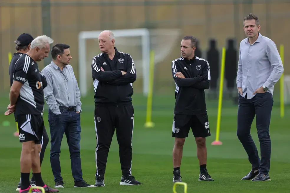 Éder Aleixo, Rodrigo Caetano, Felipão, Lucas Gonçalves e Victo na Cidade do Galo. Foto: Pedro Souza / Atlético Mineiro