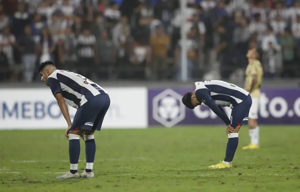 LIMA, PERU – JUNE 6: Carlos Zambrano (L) of Alianza Lima reacts after losing a Copa CONMEBOL Libertadores group G match between Alianza Lima and Athletico Mineiro at Estadio Alejandro Villanueva on June 6, 2023 in Lima, Peru. (Photo by Daniel Apuy/Getty Images)