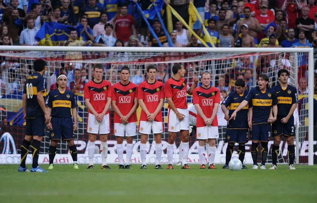 Román y un tiro libre ideal ante el Manchester United. Foto: Imago