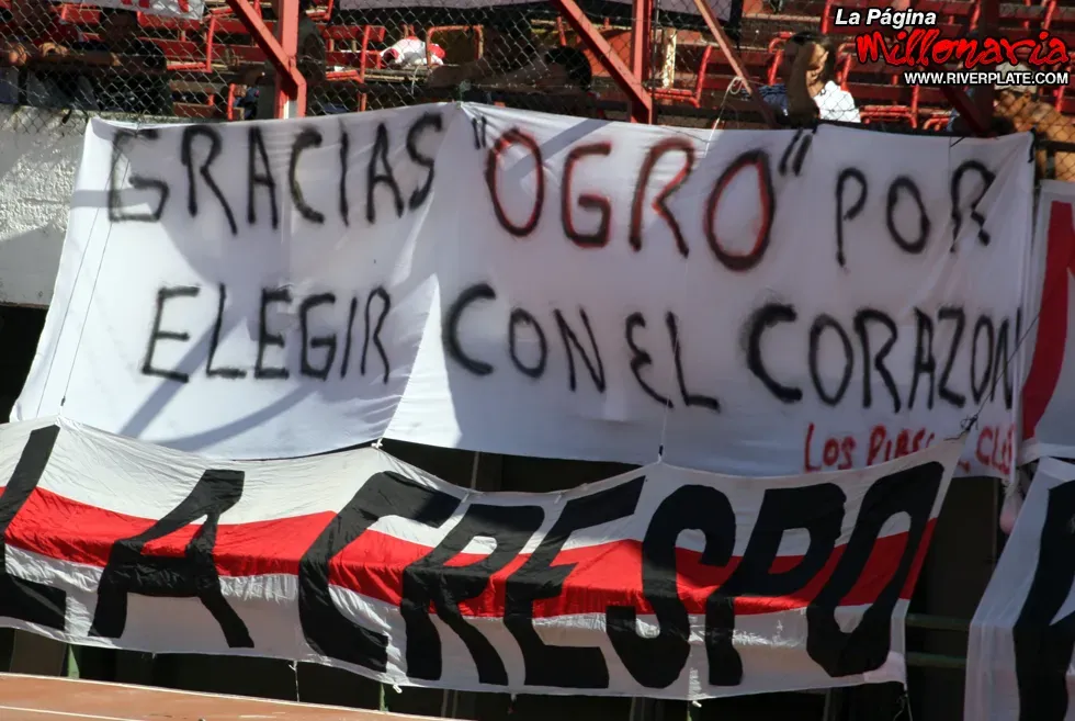 A comienzos de 2009 se colgó esta bandera en el Monumental. (Foto: La Página Millonaria).