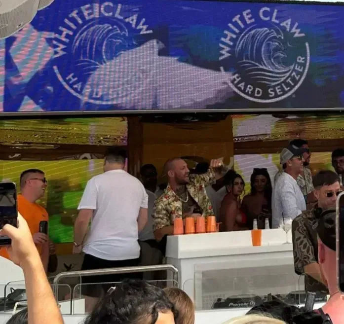 Conor McGregor, de fiesta en Ibiza.