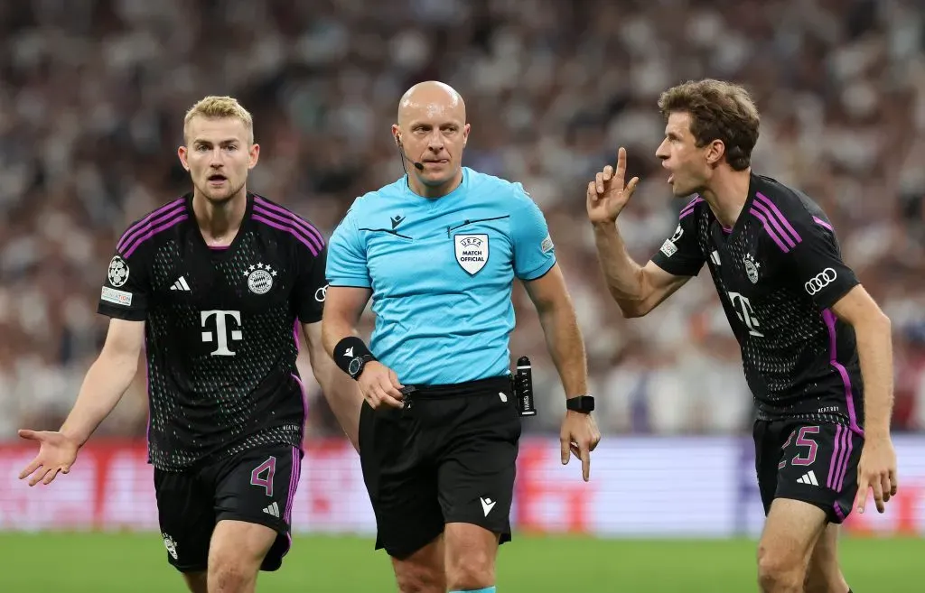 De Ligt y Müller le alegan a Marciniak. (Alexander Hassenstein/Getty Images).