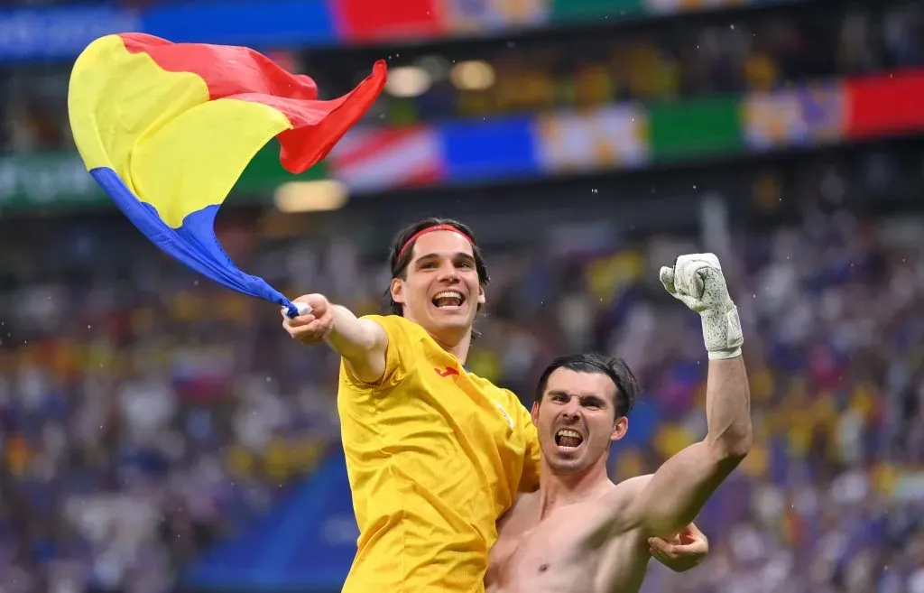 Ianis Hagi e Florin Nita comemoram o resultado da Romênia. (Photo by Justin Setterfield/Getty Images)