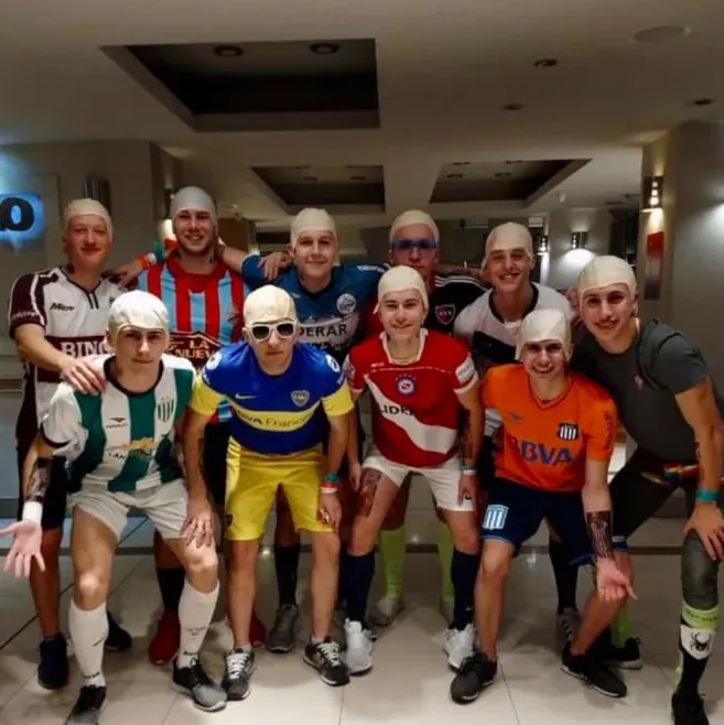 Homenaje: un grupo de adolescentes se vistió de Silva, con todas sus camisetas.